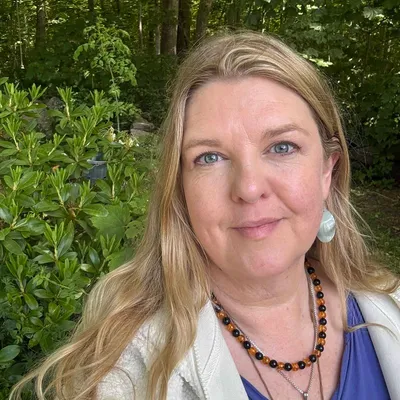 Porträtt av Karin Ugander, grundare av kaniskolan — utbildningsansvarig & lärare